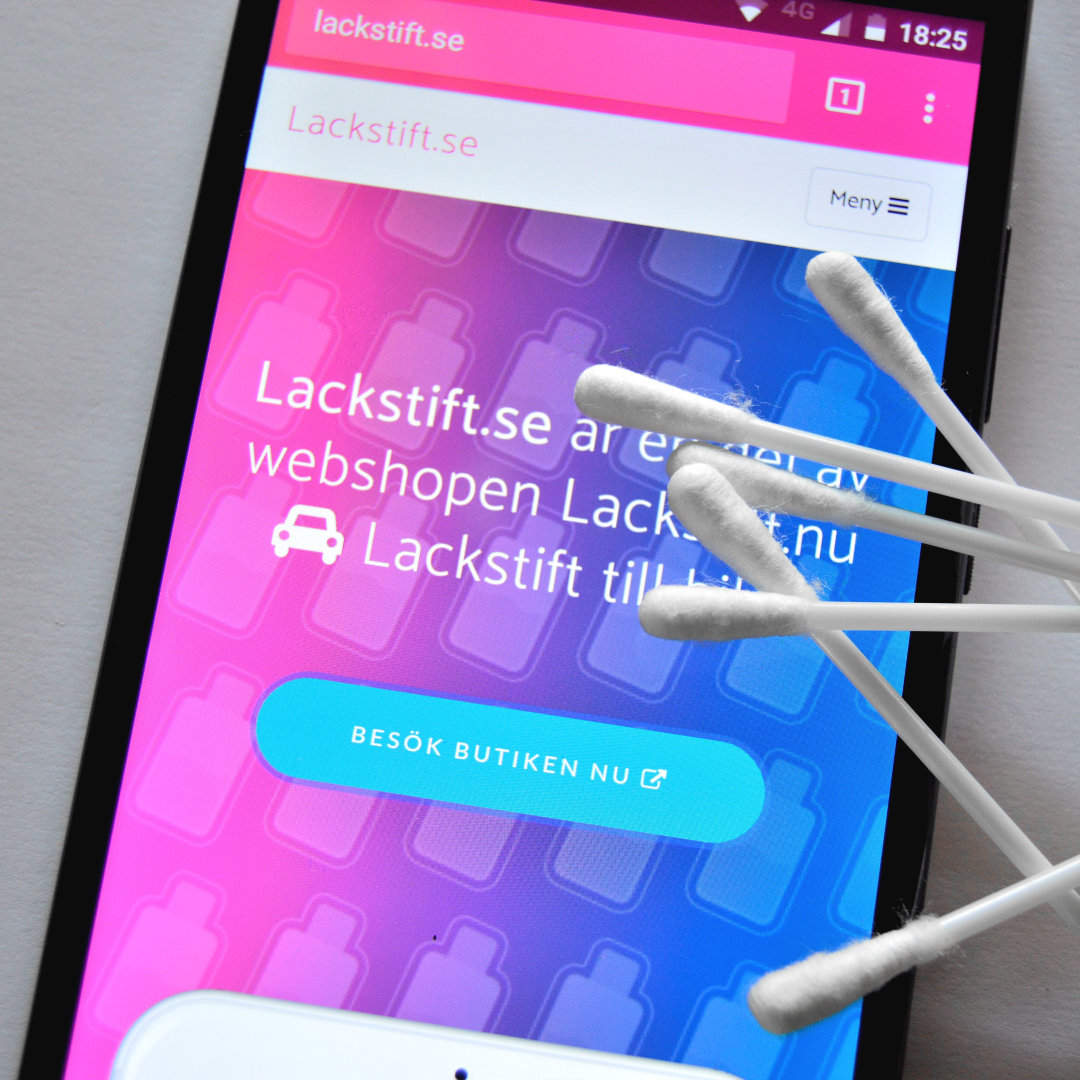 Bomullspinnar på en smartphone med hemsidan Lackstift.se